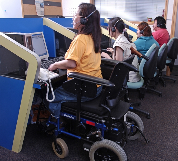 政府致力协助残疾人士融入工作场所，缔造共融工作间。