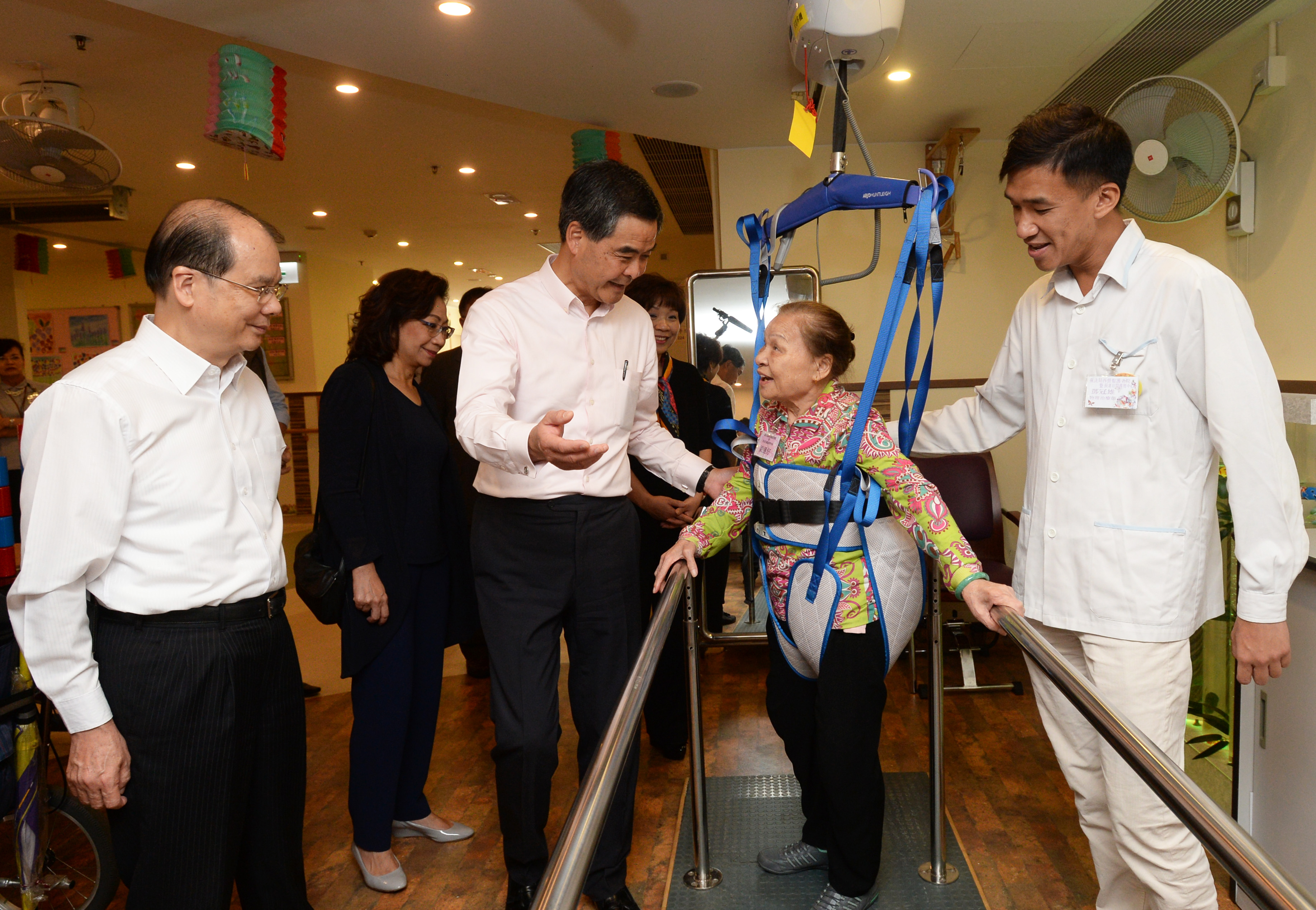 行政长官梁振英（右三）与张建宗（左一）探访保良局西营盘护老院暨长者日间护理中心的设施，以了解院舍的运作。