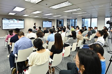 香港人才服務辦公室今日（五月二十三日）舉辦創科專題講座，探討創科人才在港發展的機遇，支援他們落戶香港。圖示創科人才向入境人才分享香港量子人工智能實驗室及相關項目的人才需求。