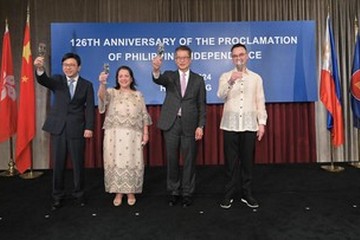 財政司司長陳茂波今日（六月十二日）出席菲律賓獨立126周年酒會。圖示陳茂波（右二）、菲律賓駐港總領事Germinia V Aguilar-Usudan（左二）、菲律賓參議員Alan Peter S Cayeton（右一）和勞工及福利局局長孫玉菡（左一）在酒會合照。