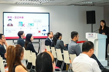 香港人才服務辦公室今日（六月二十七日）舉辦專題講座，向抵港人才講解防貪和防騙資訊，提高他們對相關罪行的意識。圖示廉政公署社區關係處代表在講座中介紹香港的反貪法例。