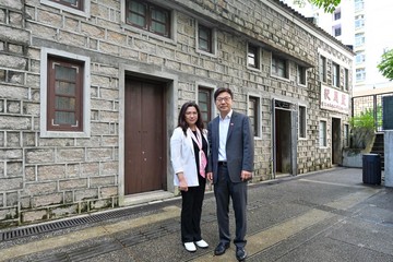 勞工及福利局局長孫玉菡今日（七月一日）上午與太太到訪九龍城石屋家園，了解該歷史建築的活化成果，以及慶祝香港特別行政區成立二十七周年的特別優惠。