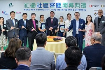 The Chief Secretary for Administration, Mr Chan Kwok-ki, today (July 11) officiated at the Hung Hom Community Living Room Opening Ceremony. The Secretary for Labour and Welfare, Mr Chris Sun, also officiated at the ceremony. Photo shows Mr Chan (centre); Mr Sun (third left); the Archbishop and Primate of Hong Kong Sheng Kung Hui, the Most Reverend Andrew Chan (fourth left); the Director of the Ng Teng Fong Charitable Foundation, Ms Nikki Ng (fourth right); the Executive Director of the Sino Group, Mr Victor Tin (second left); the Permanent Secretary for Labour and Welfare, Ms Alice Lau (second right); the Director of Social Welfare, Miss Charmaine Lee (first left); the Chairman of the Hong Kong Sheng Kung Hui Welfare Council Board of Directors and Executive Committee, Dr Donald Li (third right); and the Vice-Chairman of the Hong Kong Sheng Kung Hui Welfare Council Board of Directors and Executive Committee, the Reverend Canon Peter Douglas Koon (first right), jointly officiating at the ceremonial opening session.