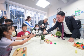 The Chief Secretary for Administration, Mr Chan Kwok-ki, today (July 11) officiated at the Hung Hom Community Living Room Opening Ceremony. The Secretary for Labour and Welfare, Mr Chris Sun, also officiated at the ceremony. Photo shows Mr Chan (right) chatting with children making handicrafts in the study room.