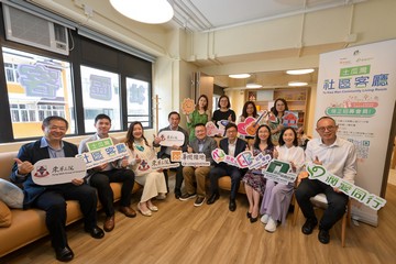 The Secretary for Labour and Welfare, Mr Chris Sun, today (July 12) visited To Kwa Wan Community Living Room. The Permanent Secretary for Labour and Welfare, Ms Alice Lau; and the Director of Social Welfare, Miss Charmaine Lee, also attended. Photo shows Mr Sun (front row, fourth right); Ms Lau (front row, third right); Miss Lee (front row, second right); the Chairman of the Board of Directors of the Tung Wah Group of Hospitals, Ms Mandy Tang (front row, third left); and Managing Director of CR Longdation, Mr Zhang Wei (front row, fifth left).