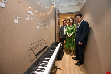 The Secretary for Labour and Welfare, Mr Chris Sun, today (July 12) visited To Kwa Wan Community Living Room. The Permanent Secretary for Labour and Welfare, Ms Alice Lau; and the Director of Social Welfare, Miss Charmaine Lee, also attended. Photo shows Mr Sun (first right) visiting the music practice room.