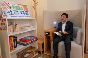 The Secretary for Labour and Welfare, Mr Chris Sun, today (July 12) visited To Kwa Wan Community Living Room. The Permanent Secretary for Labour and Welfare, Ms Alice Lau; and the Director of Social Welfare, Miss Charmaine Lee, also attended. Photo shows Mr Sun visiting the children