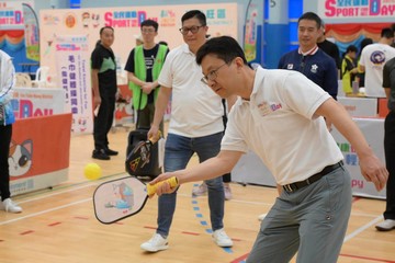 勞工及福利局局長孫玉菡今日（八月四日）下午聯同保安局局長鄧炳強到九龍公園體育館參與由康樂及文化事務署主辦的「全民運動日2024」康體活動，與市民一起體驗運動樂趣。