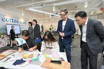 勞工及福利局局長孫玉菡今日（八月十九日）出席「共創明『Teen』星級導師活動－時裝設計分享會及參觀製衣業訓練局」活動。圖示孫玉菡（右一）到位於九龍灣的製衣業訓練局參觀。