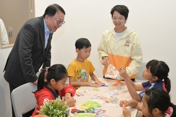 政务司司长陈国基今日（八月二十九日）主持南昌社区客厅开幕典礼。劳工及福利局局长孙玉菡亦一同主礼。图示陈国基（左一）参观学习室，与正在制作手工的学生交谈。