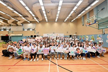 兒童事務委員會、香港警務處和社會福利署今日（九月十四日）在八鄉少年警訊永久活動中心暨青少年綜合訓練營合辦「童行․同心․有你」一家大細「營」中秋持份者交流活動。勞工及福利局局長兼兒童事務委員會副主席孫玉菡、警務處處長蕭澤頤及社會福利署署長李佩詩一同出席活動。圖示孫玉菡（前排右十）、蕭澤頤（前排右十一）及李佩詩（前排右九）與參加者合照。