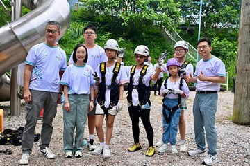 儿童事务委员会、香港警务处和社会福利署今日（九月十四日）在八乡少年警讯永久活动中心暨青少年综合训练营合办「童行․同心․有你」一家大细「营」中秋持份者交流活动。劳工及福利局局长兼儿童事务委员会副主席孙玉菡、警务处处长萧泽颐及社会福利署署长李佩诗一同出席活动。图示孙玉菡（右一）、萧泽颐（左一）及李佩诗（左二）与参加历奇活动的儿童合照。