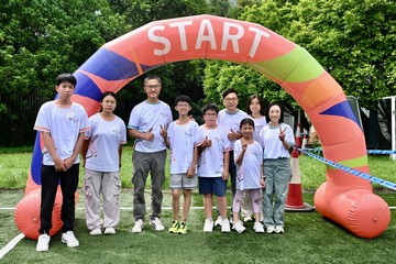 兒童事務委員會、香港警務處和社會福利署今日（九月十四日）在八鄉少年警訊永久活動中心暨青少年綜合訓練營合辦「童行․同心․有你」一家大細「營」中秋持份者交流活動。勞工及福利局局長兼兒童事務委員會副主席孫玉菡、警務處處長蕭澤頤及社會福利署署長李佩詩一同出席活動。圖示孫玉菡（右四）、蕭澤頤（左三）及李佩詩（右一）與參加歷奇活動的兒童合照。