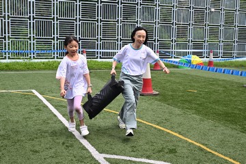 兒童事務委員會、香港警務處和社會福利署今日（九月十四日）在八鄉少年警訊永久活動中心暨青少年綜合訓練營合辦「童行․同心․有你」一家大細「營」中秋持份者交流活動。勞工及福利局局長兼兒童事務委員會副主席孫玉菡、警務處處長蕭澤頤及社會福利署署長李佩詩一同出席活動。圖示李佩詩（右）參與歷奇活動。