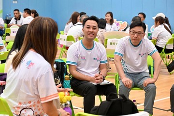 儿童事务委员会、香港警务处和社会福利署今日（九月十四日）在八乡少年警讯永久活动中心暨青少年综合训练营合办「童行․同心․有你」一家大细「营」中秋持份者交流活动。劳工及福利局局长兼儿童事务委员会副主席孙玉菡、警务处处长萧泽颐及社会福利署署长李佩诗一同出席活动。图示孙玉菡（右）在小组分享环节与家长交流。