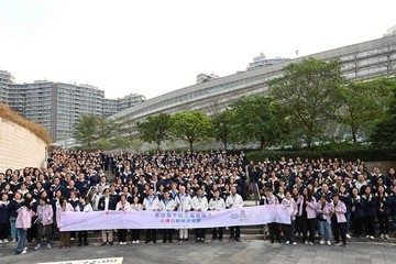 勞工及福利局局長孫玉菡今日（十一月七日）為香港萬千社工看祖國——「心連心」韶關高鐵交流團啓動禮主禮。圖示（前排左六起）心連心學院院長譚贛蘭教授、社會福利署署長李佩詩、中央人民政府駐香港特別行政區聯絡辦公室（中聯辦）社會工作部部長羅建君、孫玉菡、香港社福界心連心大行動主席管浩鳴、中聯辦社會工作部副部長周和與參加者合照。