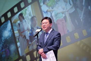 The Social Welfare Department today (November 28) held the Award Presentation Ceremony of the "Care the Carers Campaign" Short Video Competition to give praise and express gratitude to carers for their contributions and appeal to all sectors of society to show continuous care and support to carers through commending numerous short videos about carers. Photo shows the Secretary for Labour and Welfare, Mr Chris Sun, speaking at the ceremony.