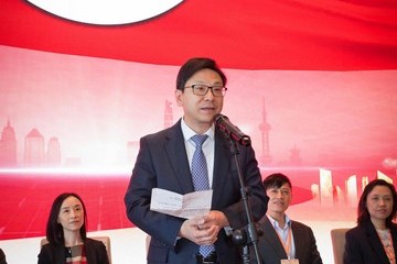 社会福利署今日（十一月二十八日）举办「与照顾者同行『故宫』」活动，邀请约400位长者、残疾人士及其照顾者参观香港故宫文化博物馆并享用佳肴，藉以与照顾者一同分享国家成立75周年的喜悦，并让照顾者透过休闲的文化之旅，放松身心。图示劳工及福利局局长孙玉菡在活动上致辞。