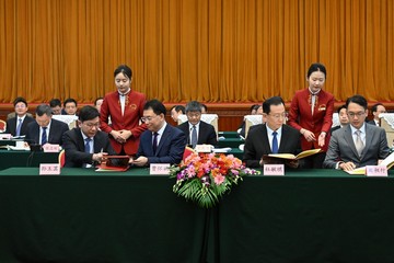 The Chief Secretary for Administration, Mr Chan Kwok-ki, today (December 6) attended a seminar in Beijing on promoting talent exchanges and co-operation in the Guangdong-Hong Kong-Macao Greater Bay Area. Photo shows the signing of a Memorandum of Understanding by (front row, from left) the Secretary for Labour and Welfare, Mr Chris Sun; the Director-General of the General Office, Ministry of Human Resources and Social Security, Mr Jia Huaibin; the Director-General of the Human Resources and Social Security Department of Guangdong Province, Mr Du Minqi; and the Secretary-General of the Talent Development Committee of the Macao Special Administrative Region Government, Mr Chao Chong-hang.