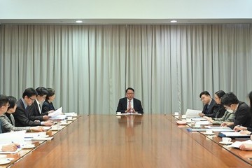 The Chief Secretary for Administration, Mr Chan Kwok-ki (centre), chaired the first meeting of the Committee on Education, Technology and Talents today (December 13). The Secretary for Education, Dr Choi Yuk-lin (fifth left); the Secretary for Innovation, Technology and Industry, Professor Sun Dong (third left); and the Secretary for Labour and Welfare, Mr Chris Sun (fifth right), also attended.