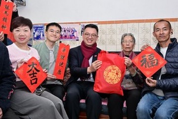 署理劳工及福利局局长何启明今日（一月二十七日）在署理大埔民政事务专员郭镇齐陪同下，联同大埔区区议员和大埔区关爱队代表探访居于三门仔新村和联益渔村的独居长者、双老和基层家庭。