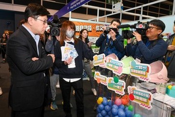 The Secretary for Labour and Welfare, Mr Chris Sun, officiated at a kick-off ceremony on enhancements of the youth employment services, and an appreciation ceremony of the Greater Bay Area Youth Employment Scheme and the Youth Employment and Training Programme this afternoon (February 15). Photo shows Mr Sun (first left) touring the Youth Employment Expo.