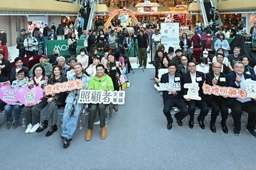 The Secretary for Labour and Welfare, Mr Chris Sun, officiated at the kick-off ceremony of a Care the Carers event this afternoon (February 15). Photo shows Mr Sun (first row, sixth right) with other officiating guests, leading actors of radio drama, representatives of social welfare organisations and carers.