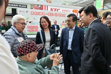 劳工及福利局局长孙玉菡今日（二月十五日）下午为「齐撑照顾者　一齐松一松」启动礼主礼。图示孙玉菡（右一）及社会福利署助理署长（康复及医务社会服务）吴伟龙（右二）与长者及照顾者交流。