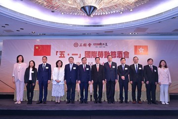 The Chief Executive, Mr John Lee, attended the International Labour Day reception hosted by the Hong Kong Federation of Trade Unions (HKFTU) today (April 28). Photo shows (from third left) the Director-General of the Social Work Department of the Liaison Office of the Central People