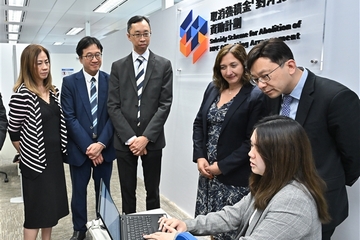 The abolition of MPF offsetting arrangement takes effect today (May 1). Photo shows a staff member of the Service Centre for Subsidy Scheme for Abolition of MPF Offsetting Arrangement demonstrating to the Secretary for Labour and Welfare, Mr Chris Sun (second right), and the Deputy Commissioner for Labour (Labour Administration), Mr Raymond Ho (second left), on how employers may submit and complete subsidy applications through the one-stop e-platform TransitionEase Portal.