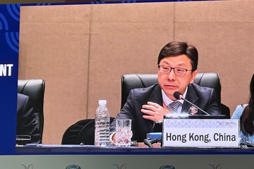 The Secretary for Labour and Welfare, Mr Chris Sun, attended the Seventh Asia-Pacific Economic Cooperation Human Resources Development Ministerial Meeting (HRDMM) in Jeju, Korea, today (May 12), during which he delivered speeches at two plenaries. Photo shows Mr Sun delivering a speech at the plenary session themed "Flexible and Vibrant Labour Market" at the HRDMM this morning.