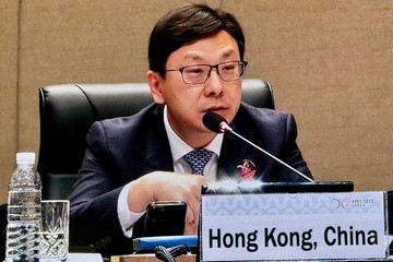 The Secretary for Labour and Welfare, Mr Chris Sun, attended the Seventh Asia-Pacific Economic Cooperation Human Resources Development Ministerial Meeting (HRDMM) in Jeju, Korea, today (May 12), during which he delivered speeches at two plenaries. Photo shows Mr Sun delivering a speech at the plenary session themed "Responding to Future Jobs and Active Labour Market Policies" of the HRDMM this afternoon.
