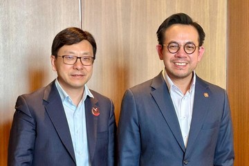 The Secretary for Labour and Welfare, Mr Chris Sun, attended the Seventh Asia-Pacific Economic Cooperation Human Resources Development Ministerial Meeting in Jeju, Korea, today (May 12), during which he delivered speeches at two plenaries. Photo shows Mr Sun (left) calling on the Minister of Human Resources of Malaysia, Mr Steven Sim (right), to exchange views on issues of mutual concern yesterday (May 11).