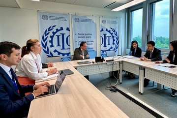 The Secretary for Labour and Welfare, Mr Chris Sun, arrived in Geneva, Switzerland, on June 4 (Geneva time) to attend the 113th Session of the International Labour Conference. Photo shows Mr Sun (second right); the Commissioner for Labour, Ms May Chan (first right); and the Assistant Commissioner for Labour (Development), Ms Catherine Law (third right), with the Senior Adviser of the International Labour Standards Department of the International Labour Organization, Mr Tim De Meyer (fourth left), in a bilateral meeting on June 6 morning (Geneva time).