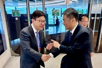 The Secretary for Labour and Welfare, Mr Chris Sun, arrived in Geneva, Switzerland, on June 4 (Geneva time) to attend the 113th Session of the International Labour Conference. Photo shows Mr Sun (left) meeting with Vice Minister of Human Resources and Social Security Mr Wu Xiuzhang (right), at the conference venue on June 6 afternoon (Geneva time).
