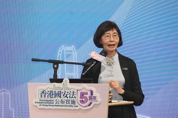 The sharing session for the social welfare sector on the 5th anniversary of the promulgation and implementation of the Hong Kong National Security Law, jointly organised by the Labour and Welfare Bureau, the Social Welfare Department and the Connecting Hearts, concluded today (June 17). Photo shows the President of the Connecting Hearts Academy, Professor Annie Tam, hosting a quiz session for the participants to enrich their understanding of the Hong Kong National Security Law.
