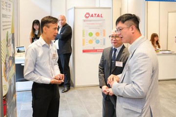 The Under Secretary for Labour and Welfare, Mr Ho Kai-ming, officiated at the appreciation ceremony of the Talent-Wise Inclusive Job Fair today (June 26). Photo shows Mr Ho (right) visiting a recruitment booth and chatting with an employer offering job vacancies.