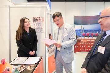 The Under Secretary for Labour and Welfare, Mr Ho Kai-ming, officiated at the appreciation ceremony of the Talent-Wise Inclusive Job Fair today (June 26). Photo shows Mr Ho (centre) visiting a recruitment booth and chatting with an employer offering job vacancies.