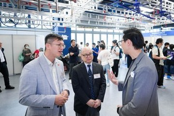 The Under Secretary for Labour and Welfare, Mr Ho Kai-ming, officiated at the appreciation ceremony of the Talent-Wise Inclusive Job Fair today (June 26). Photo shows Mr Ho (left) visiting a recruitment booth and chatting with an employer offering job vacancies.