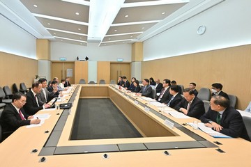 The Committee on Education, Technology and Talents (CETT) led by the Chief Secretary for Administration, Mr Chan Kwok-ki (fifth right), met with the Presidents of Hong Kong
