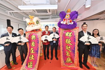 The Chief Secretary for Administration, Mr Chan Kwok-ki, today (July 17) officiated at the Prince Edward Community Living Room Opening Ceremony. The Secretary for Labour and Welfare, Mr Chris Sun; Executive Director of Henderson Land Development Company Limited Mr Augustine Wong; the Permanent Secretary for Labour and Welfare, Ms Alice Lau; the Director of Social Welfare, Mr Edward To; and the Chairman of the Lok Kwan Social Service Executive Committee, Dr Stanley Ng, also officiated. Photo shows Mr Chan (third right), Mr Sun (second left), Mr Wong (second right), Ms Lau (first right), Mr To (first left) and Dr Ng (third left) with dancing lions at the ceremonial opening session.