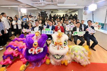 The Chief Secretary for Administration, Mr Chan Kwok-ki, today (July 17) officiated at the Prince Edward Community Living Room Opening Ceremony. The Secretary for Labour and Welfare, Mr Chris Sun; Executive Director of Henderson Land Development Company Limited Mr Augustine Wong; the Permanent Secretary for Labour and Welfare, Ms Alice Lau; the Director of Social Welfare, Mr Edward To; and the Chairman of the Lok Kwan Social Service Executive Committee, Dr Stanley Ng, also officiated. Photo shows Mr Chan (front row, third left), Mr Sun (front row, second right), Mr Wong (front row, second left), Ms Lau (front row, first left), Mr To (front row, first right) and Dr Ng (front row, third right), with other guests and participants.