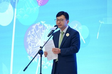 The Secretary for Labour and Welfare, Mr Chris Sun, officiated at Child Protection - Launching Ceremony of the Guide for Mandated Reporters today (July 24) to announce the official launch of the Guide for mandated reporters