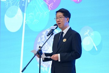 The Secretary for Labour and Welfare, Mr Chris Sun, officiated at Child Protection - Launching Ceremony of the Guide for Mandated Reporters today (July 24) to announce the official launch of the Guide for mandated reporters