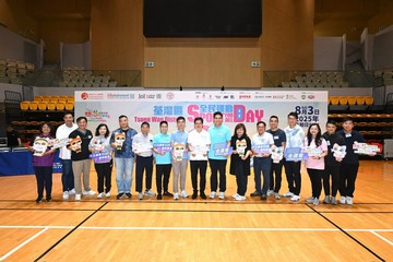 The Acting Secretary for Labour and Welfare, Mr Ho Kai-ming, joined the public for sports and recreation programmes at Tsuen Wan Sports Centre this afternoon (August 3) as part of the Sport For All Day 2025 organised by the Leisure and Cultural Services Department.