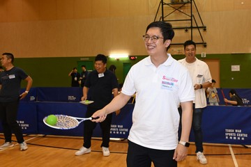 The Acting Secretary for Labour and Welfare, Mr Ho Kai-ming, joined the public for sports and recreation programmes at Tsuen Wan Sports Centre this afternoon (August 3) as part of the Sport For All Day 2025 organised by the Leisure and Cultural Services Department. Photo shows Mr Ho taking part in rouliqiu for fun activities.