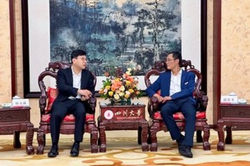 The Secretary for Labour and Welfare, Mr Chris Sun, concluded his visit to Chengdu today (August 12). Photo shows Mr Sun (left) meeting and exchanging views with Vice President of Sichuan University Professor Zhao Changsheng (right) yesterday (August 11).