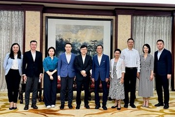 The Secretary for Labour and Welfare, Mr Chris Sun, concluded his visit to Chengdu today (August 12). Photo shows Mr Sun (fifth left) with Vice President of Sichuan University Professor Zhao Changsheng (fifth right) and other senior officials of the University after their meeting yesterday (August 11).