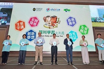 The Secretary for Labour and Welfare, Mr Chris Sun, concluded his visit to Chengdu today (August 12). Photo shows Mr Sun (centre) with the Deputy Director of the Hong Kong and Macao Affairs Office of the People