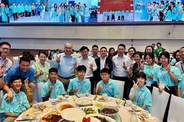The Secretary for Labour and Welfare, Mr Chris Sun, concluded his visit to Chengdu today (August 12). Photo shows Mr Sun (second row, sixth left) with mentors and mentees of the Strive and Rise Programme after interacting with them at the welcome dinner of the Sichuan Study and Exchange Tour yesterday (August 11).